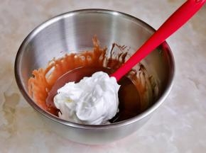 取三分之一的蛋白霜加入蛋黄糊中翻拌均匀。（这时将烤箱140度预热）