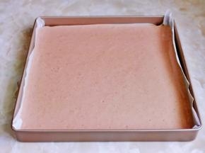 烤盘垫上油纸，倒入蛋糕糊，震出气泡。