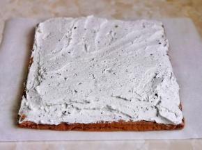 将奥利奥奶油馅均匀涂抹在蛋糕上。