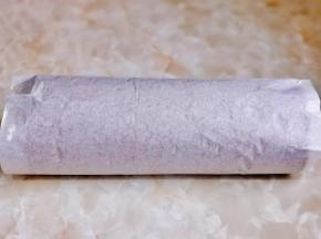 借助擀面杖卷起来，放入冰箱冷藏30分钟。