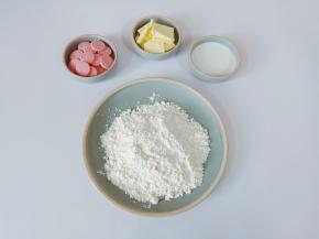 准备食材，黄油提前拿出来软化。