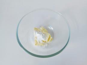 软化好的黄油加糖粉【糖粉好融化在一起，白砂糖会有颗粒感】