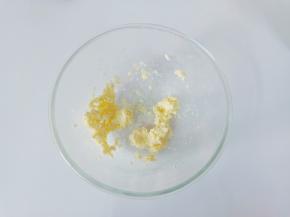 用电动打蛋器搅拌均匀。