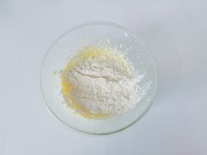 筛入低筋面粉。