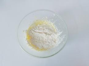 筛入低筋面粉。