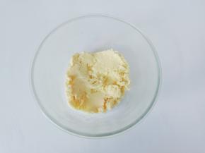 用翻拌刀翻拌均匀即可。