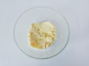 用翻拌刀翻拌均匀即可。