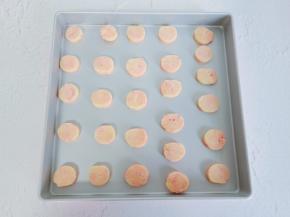 切成厚片码在烤盘上。