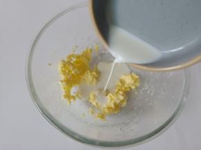 分次加纯牛奶融合一起。