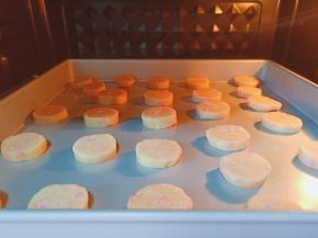 黄油放至软化，加糖粉拌匀，分烤箱提前预热，放中层170度烤15分钟【最后五分钟看着上色情况，及时调整温度或者盖锡纸，防止颜色过深】