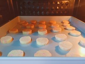 黄油放至软化，加糖粉拌匀，分烤箱提前预热，放中层170度烤15分钟【最后五分钟看着上色情况，及时调整温度或者盖锡纸，防止颜色过深】