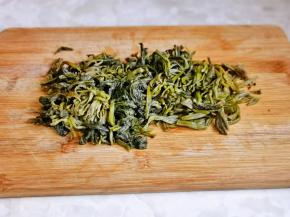 雪菜洗净切段。