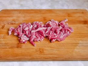 再切成肉丝，这样切出来的肉丝比较均匀。