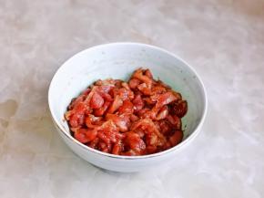 肉丝放入碗中，加入料酒，十三香，生抽搅拌均匀，腌制10分钟。