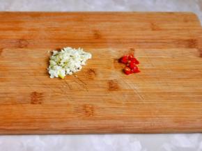 大蒜去皮切碎，辣椒去蒂切段。