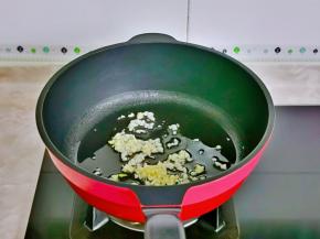 起油锅加入蒜末煸炒出香味。