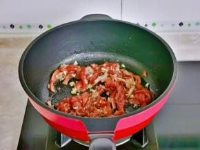 加入腌制好的肉丝。