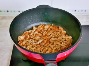 中火煸炒至变色。