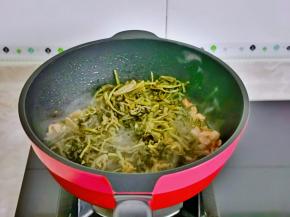 加入雪菜段翻炒。