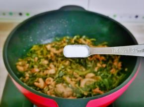 按个人口味加入盐。