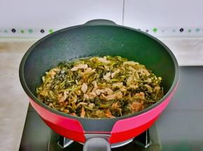 加入1小碗纯净水，大火烧开转小火10分钟。