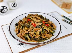 盛出装盘，撒上辣椒段。