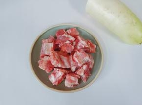 排骨冷水浸泡半小时左右，浸泡过程中建议更换1~2次水，能彻底清除排骨中的血水和杂质。