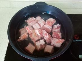 锅中加入适量的清水盖过排骨。
