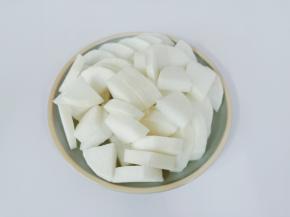 萝卜削皮切小块备用。