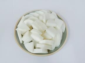 萝卜削皮切小块备用。