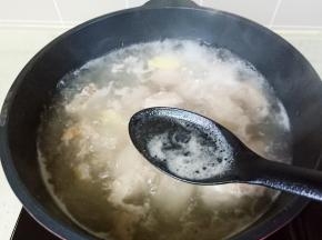 开大火煮开锅，焯水期间撇去沫子，锅中捞出焯水后的排骨，用清水冲洗干净表面的浮沫，再沥干水分。