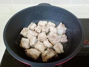 热锅热油下排骨大火翻炒。