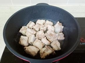 热锅热油下排骨大火翻炒。