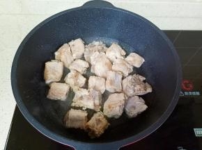 翻炒至排骨表面微黄。