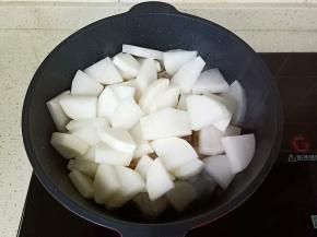 加入萝卜块翻炒片刻。