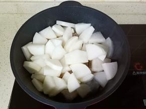 加入萝卜块翻炒片刻。