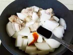 加老抽三勺调色。