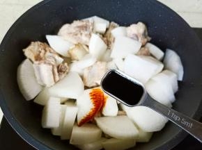 加老抽三勺调色。