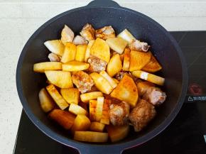 大火将调味料翻炒均匀。