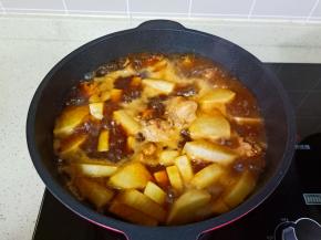 大火煮开转中火炖。