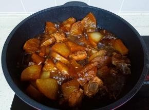 炖到汤汁差不多开大火收汁。