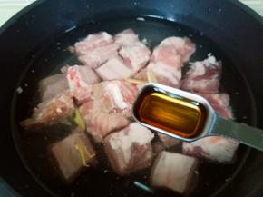 加入料酒也帮助去腥。