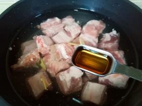 加入料酒也帮助去腥。