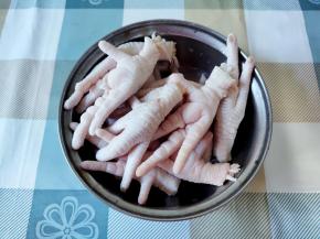 鸡脚剪去趾甲，洗干净。鸡脚要用这种短杆的，不要用那种长脚杆的。