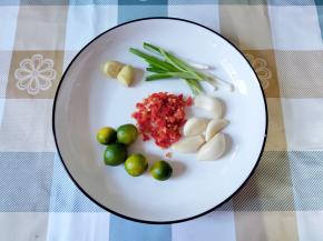 准备好配料。我用剁椒代替的小米椒，小葱代替的香菜，小青桔代替的柠檬。