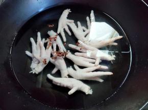 鸡脚冷水下锅开始煮，加入花椒去腥。水烧开后，转中火煮20分钟左右。