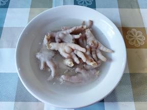 将煮好的鸡脚捞起，冰水中浸泡至少10分钟。