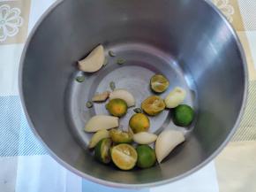 如果有蒜臼子最好。我找的一个深碗，放入姜和蒜，小青桔对半剖干，用擀面杖捣一会，将蒜和姜捣烂。