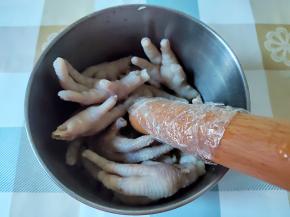 加入鸡脚，用擀面杖捣一会，鸡脚要捣到骨头松脱一些。其实还有一个办法，用刀背来剁，应该比擀面杖给力。