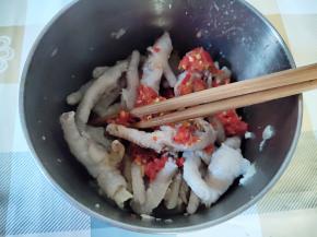 加入剁椒，拌匀。